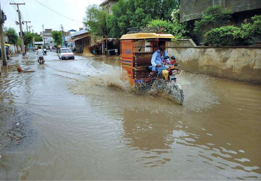 بہاولپور: چنگچی رکشہ بارش ک پانی سے گزر رہا ہے۔
