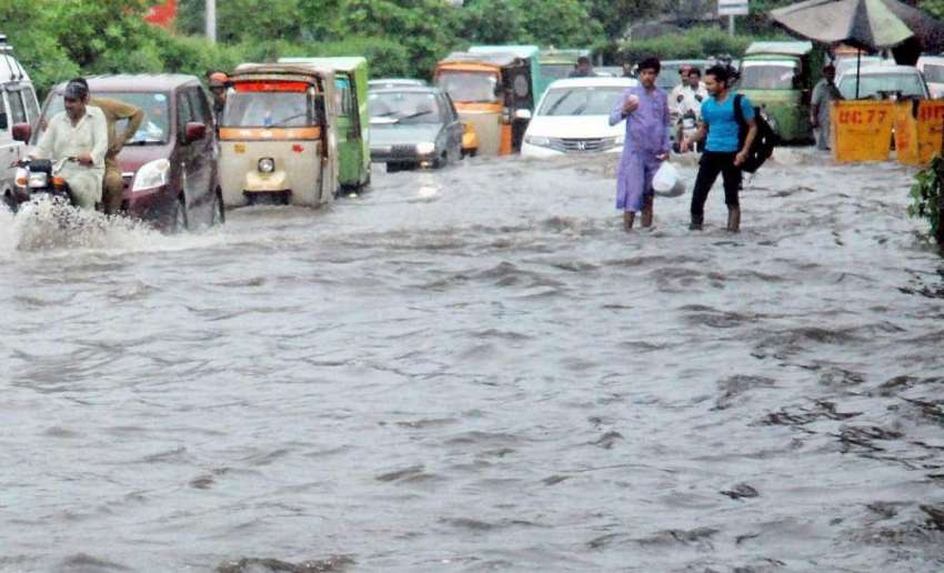 لاہور: شہر میں ہونے والی موسلا دھار بارش کے بعد ڈیوس روڈ ..