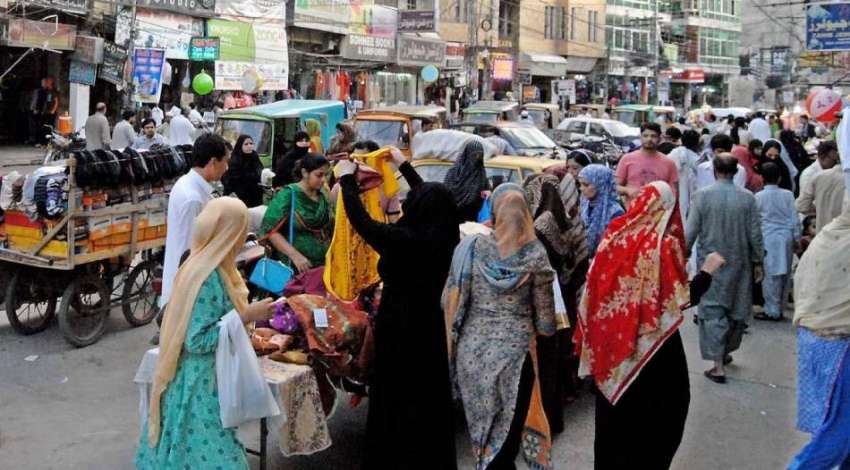 رالپنڈی: نیو ٹاؤن کمرشل مارکیٹ روڈ پر تجاوزات کا منظر جس ..