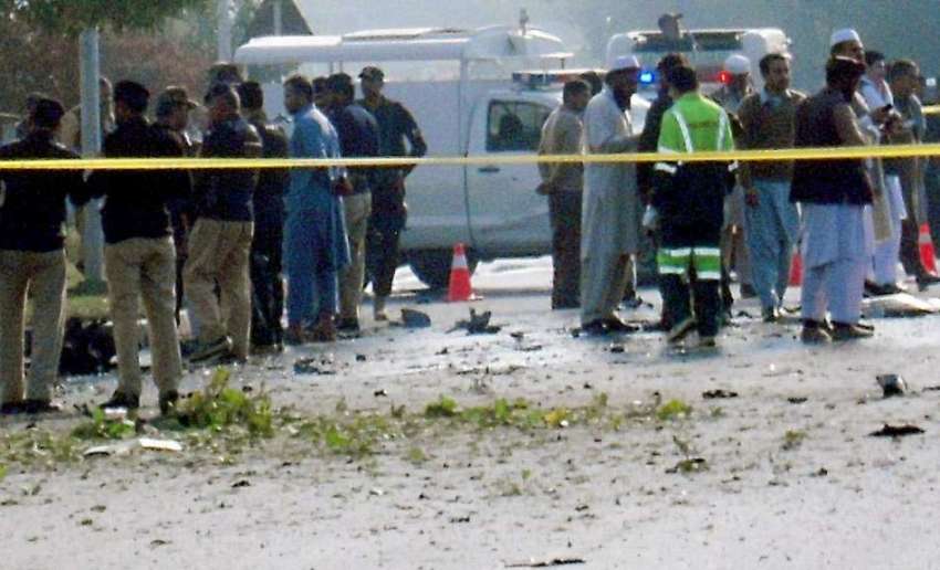 پشاور: حیات آباد بم دھماکے کی جائے وقوعہ سے سیکیورٹی اہلکار ..