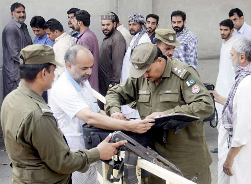 لاہور: پولیس اہلکار مسجد شہداء میں نماز جمعہ کی ادئیگی کے ..