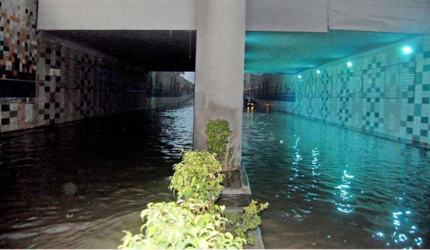 راولپنڈی: منگل کی صبح ہونیوالی شدید بارش کے دوران کمیٹی ..