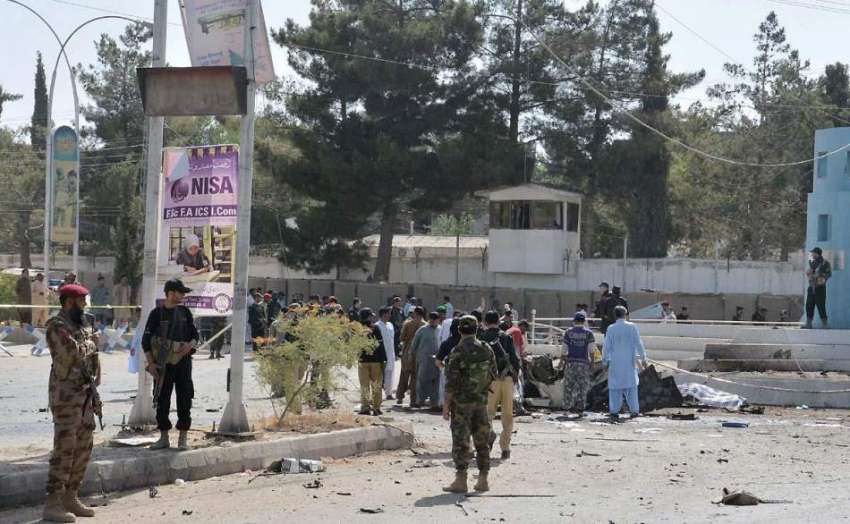 کوئٹہ: شہداء چوک کے قریب بم دھماکے کے بعد سیکیورٹی اہلکار ..