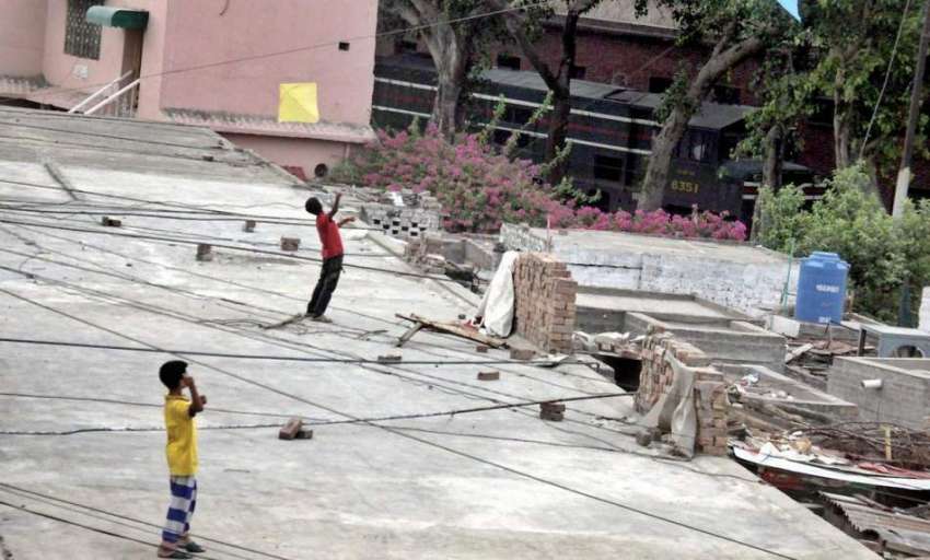 لاہور: پابندی کے باوجود گڑھی شاہو کے علاقہ میں بچے چھت پر ..