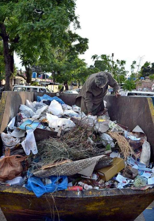 اسلام آباد: ایک خانہ بدوش شخص کچرے کے ڈھیرسے کارآمد اشیاء ..