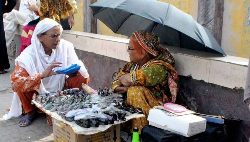 راولپنڈی: ایک معمر خاتون راجہ بازار میں عینکیں سجائے خاتون ..