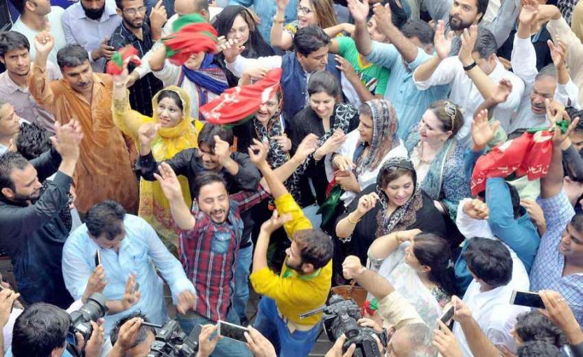 لاہور: تحریک انصاف کے کارکن پانامہ کیس فیصلہ کے حق میں آنے ..