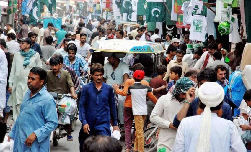 لاہور: اردو بازار میں یوم آزادی کی مناسبت سے خریداری کرنے ..