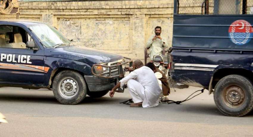 لاہور: پولیس کی خراب گاڑی کو ورکشاپ لیجانے کے لیے محکمے کی ..