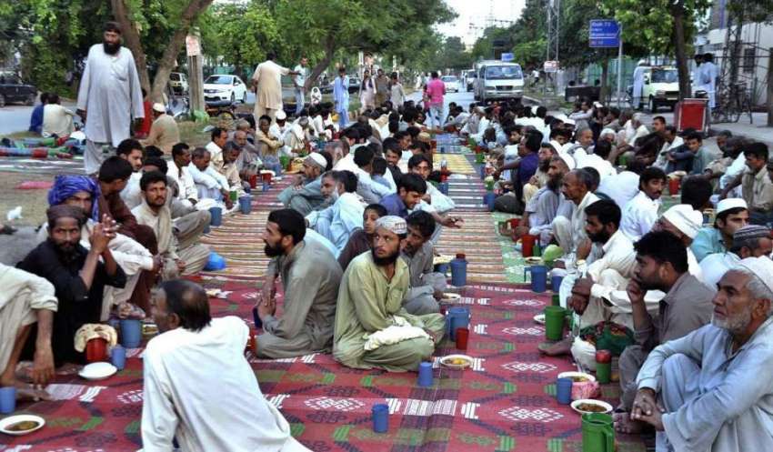 اسلام آباد: مخیر حضرات کی جانب سے روزہ داروں کے لیے افطاری ..
