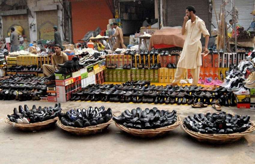 راولپنڈی: محنت روڈ کنارے شوز سٹال لگائے خریداروں کا انتظار ..