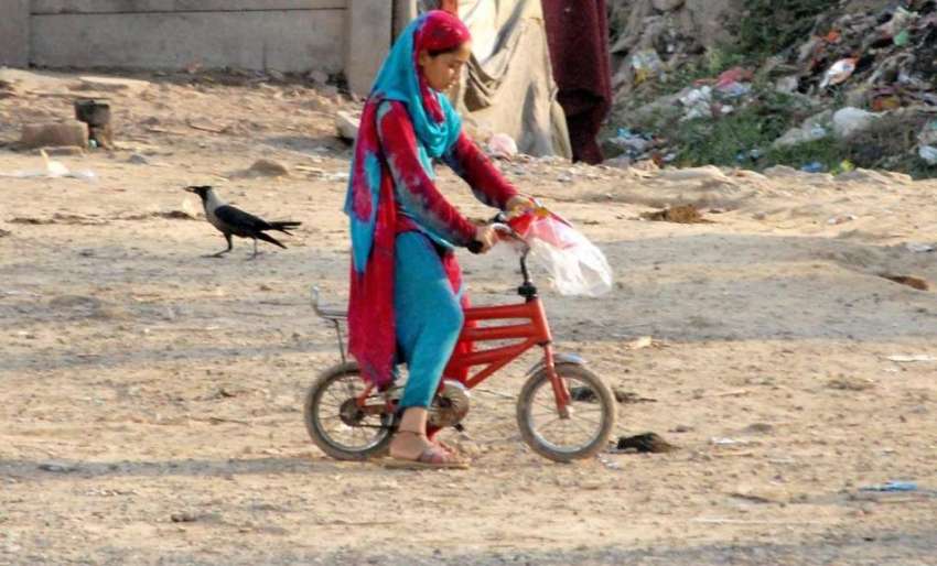 راولپنڈی: خانہ بدوش بچی سائیکل چلا رہی ہے۔
