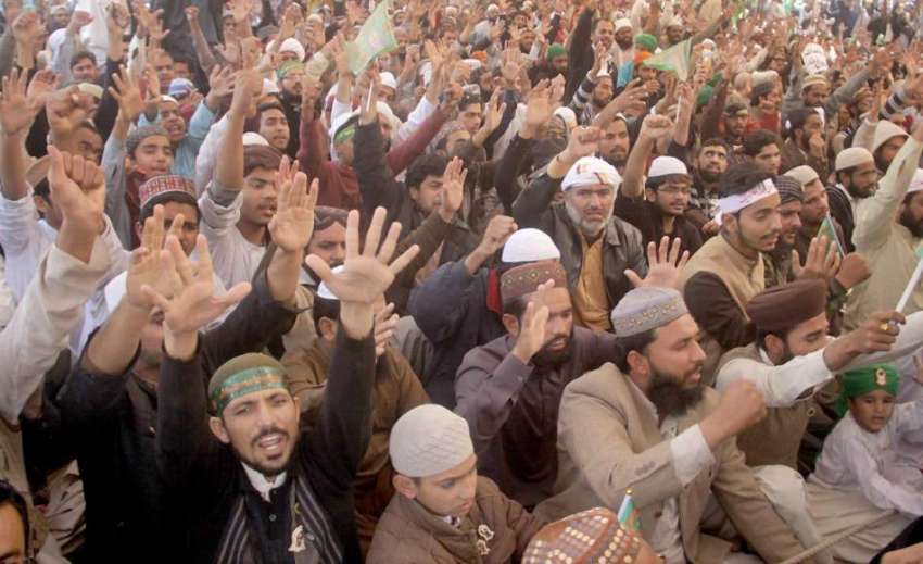 لاہور: مال وڈ پر دھرنے میں شریک مذہبی جماعت کے کارکن نعرے ..