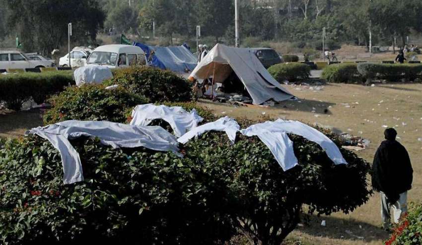 راولپنڈی: دھرنا شرکاء سے کپڑے خشک کرنے کے لے دھوپ میں بچھا ..