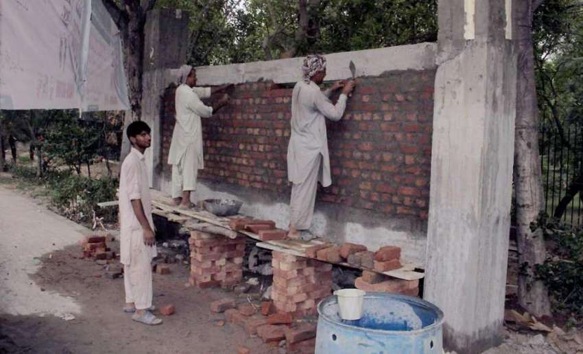 لاہور: مزدور مال روڈ پر الحمراء چوک میں قائد اعظم محمد علی ..