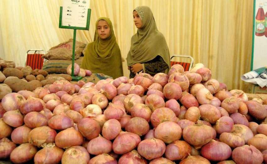 راولپنڈی: شمس آباد سستا رمضان بازار میں بچیوں نے پیاز کا ..