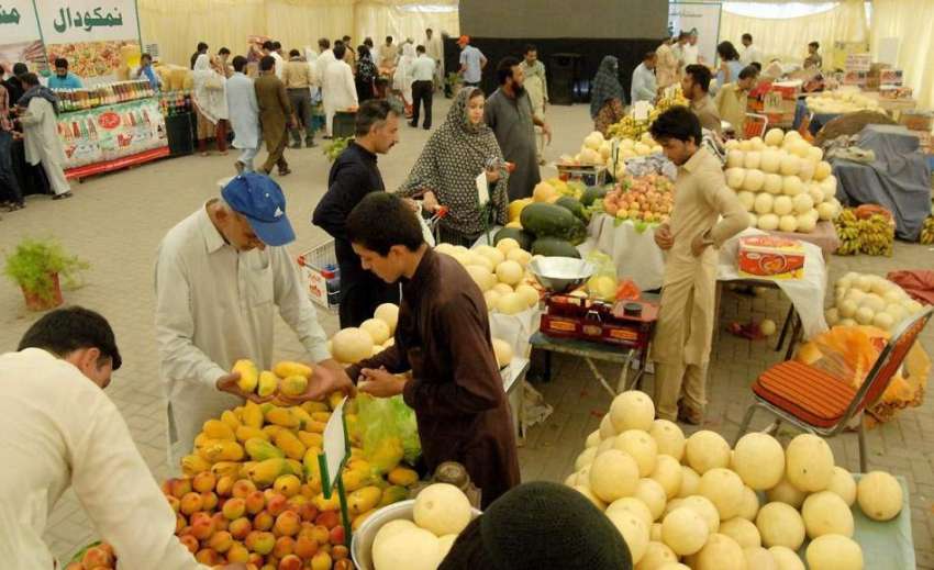 راولپنڈی: شمس آباد سستا رمضان بازار میں لوگ خریداری کر رہے ..