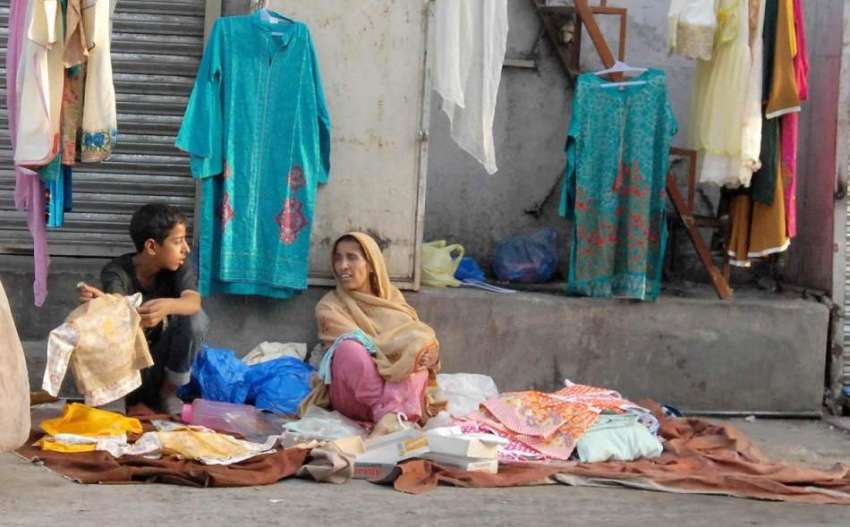 راولپنڈی: راجہ بازار میں ایک خاتون گھر کی کفالت کے لیے روڈ ..