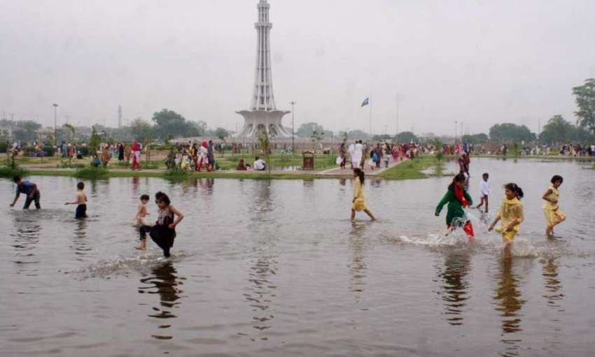 لاہور: گریٹر اقبال پارک میں پارش کے پانی میں بچے کھیل رہے ..