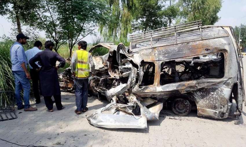 راولپنڈی: چکری انٹر چیج کے قریب حادثے کا شکار ہونیوالی مسافر ..