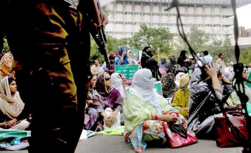 لاہور: پنجاب اسمبلی کے سامنے اساتدہ کے احتجاج کے موقع پر ..