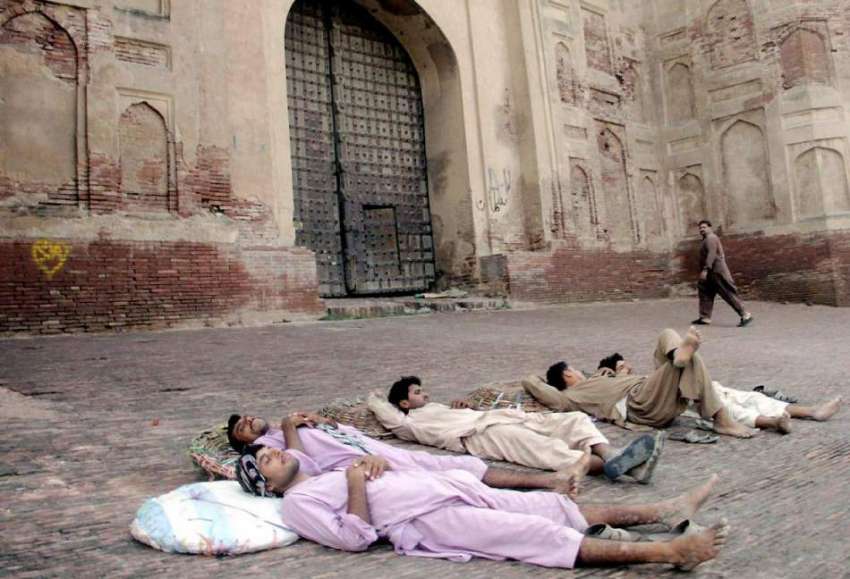 لاہور: عید کی تعطیلات ختم ہونے کے باوجود کام نہ ہونے کے باعث ..