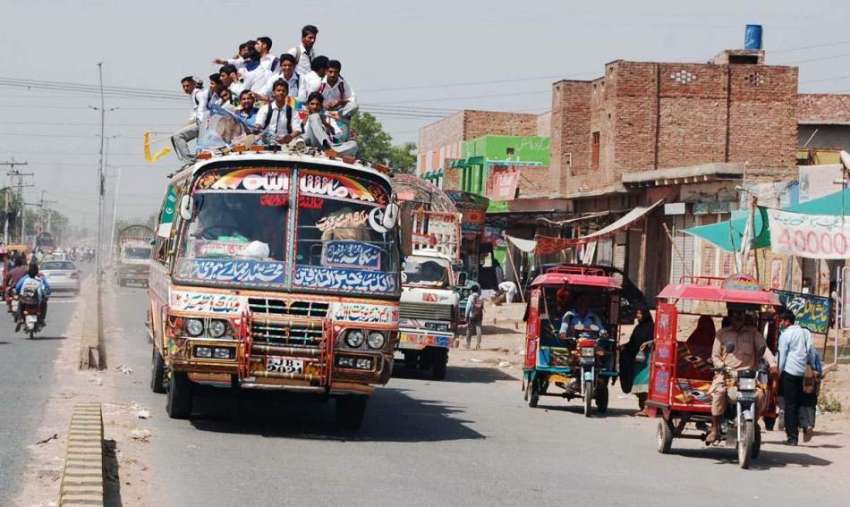 فیصل آباد: سکول سے چھٹی کے بعد بچے بس کی چھت پر خطرناک انداز ..