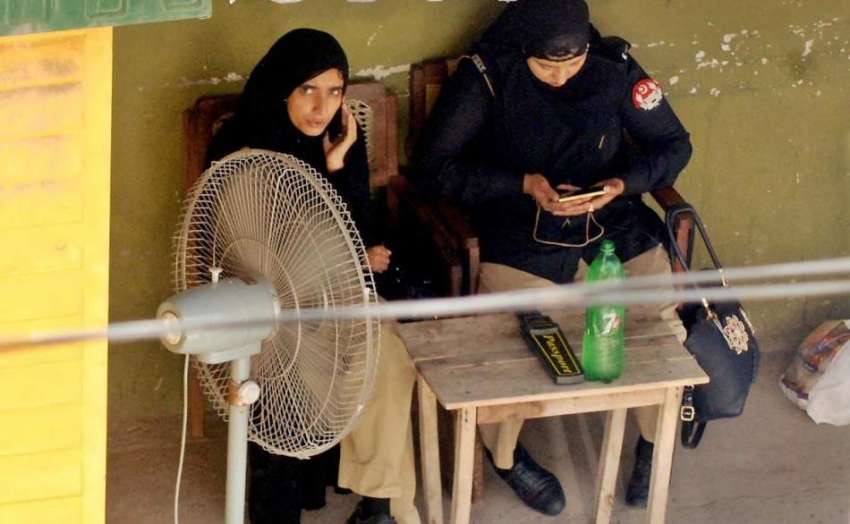 راولپنڈی: احاطہ کچہری میں سیکیورٹی پر مامور خواتین پولیس ..