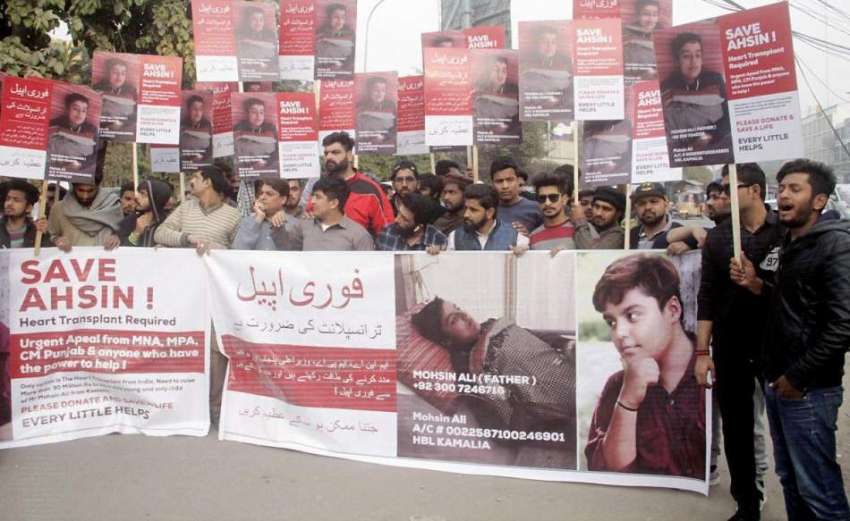 لاہور: علامہ اقبال ٹاؤن کے رہائشی اپنے مطالبات کے حق میں ..