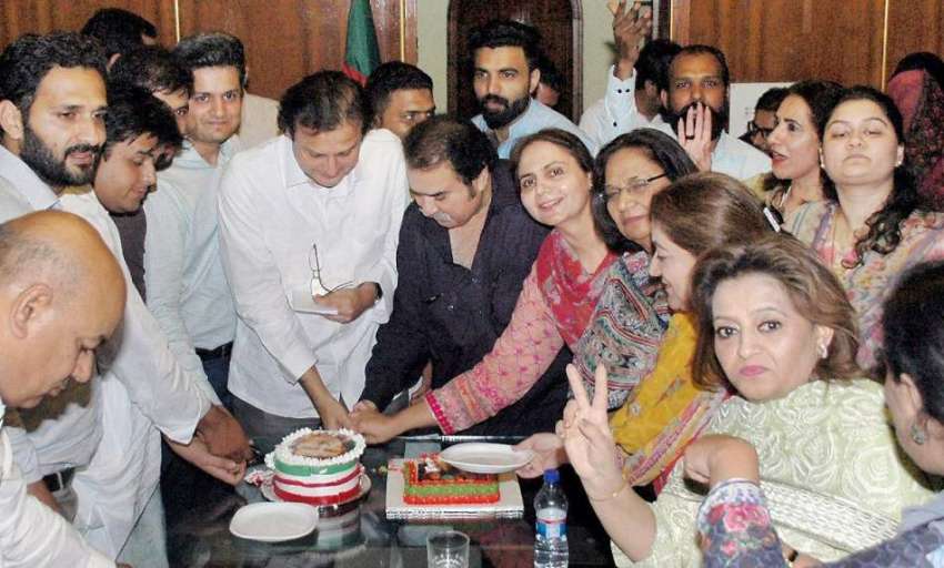 لاہور: تحریک انصاف کے چیئرمین عمران خان کی سالگرہ کا کیک ..