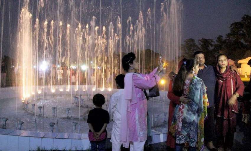 لاہور: جیلانی پارک میں اپنی فیملی کے ہمراہ سیر و تفریح کے ..