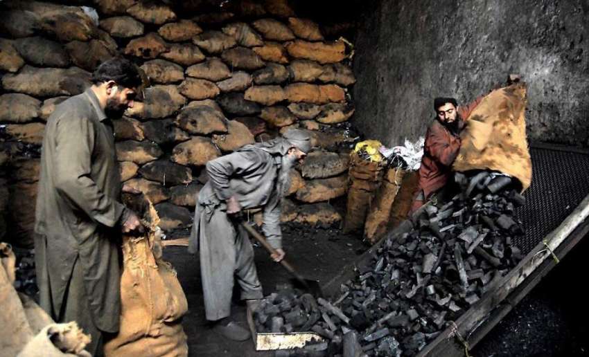 راولپنڈی: شدید بارش کے باعث کوئلے کی مانگ میں اضافے کے باعث ..