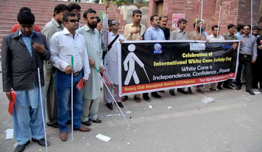 راولپنڈی: سفید چھڑی کے عالمی دن کے موقع پر نابینہ افراد پریس ..