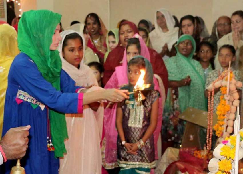 راولپنڈی: ہندو برادری گریسی لائن مندر میں اپنے مذہبی رسومات ..