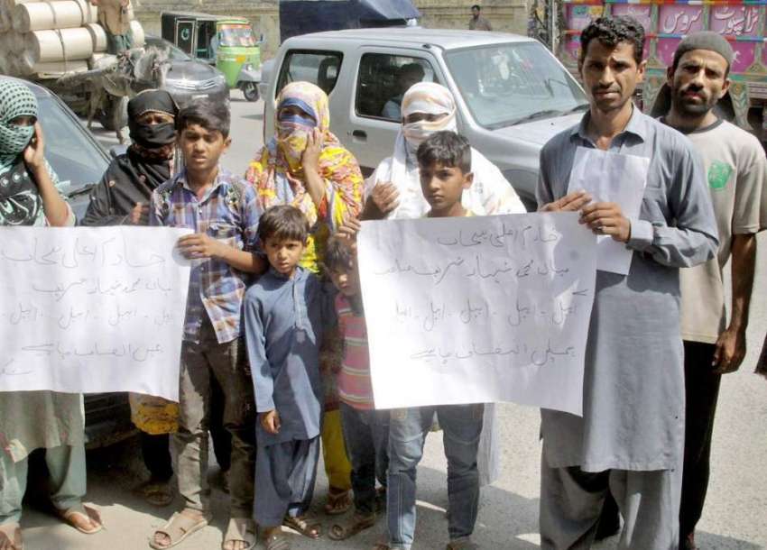 لاہور: سبزہ زار کے رہائشی اپنے مطالبات کے حق میں احتجاج کر ..