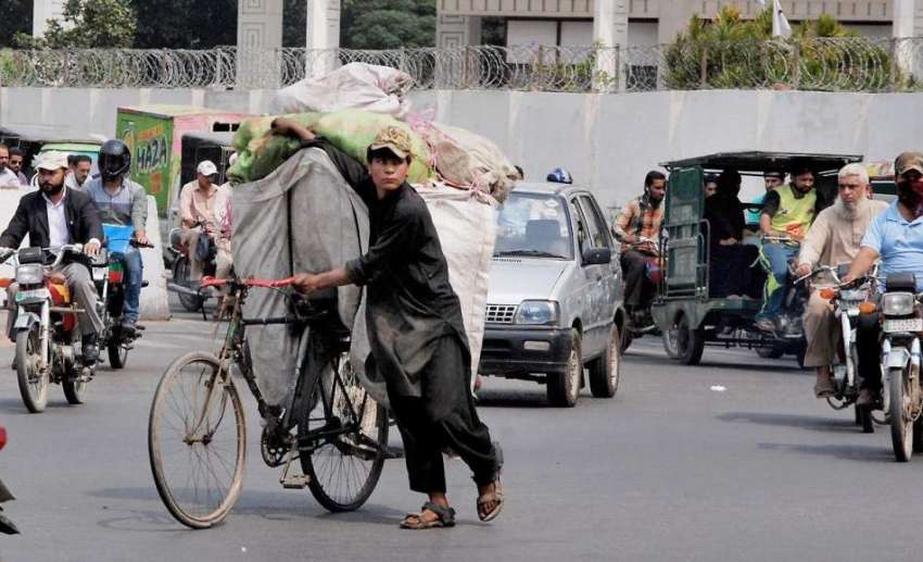 لاہور: ایک خانہ بدوش نوجوان کوڑے سے اکٹھی کی گئی کارآمد آشیاء ..