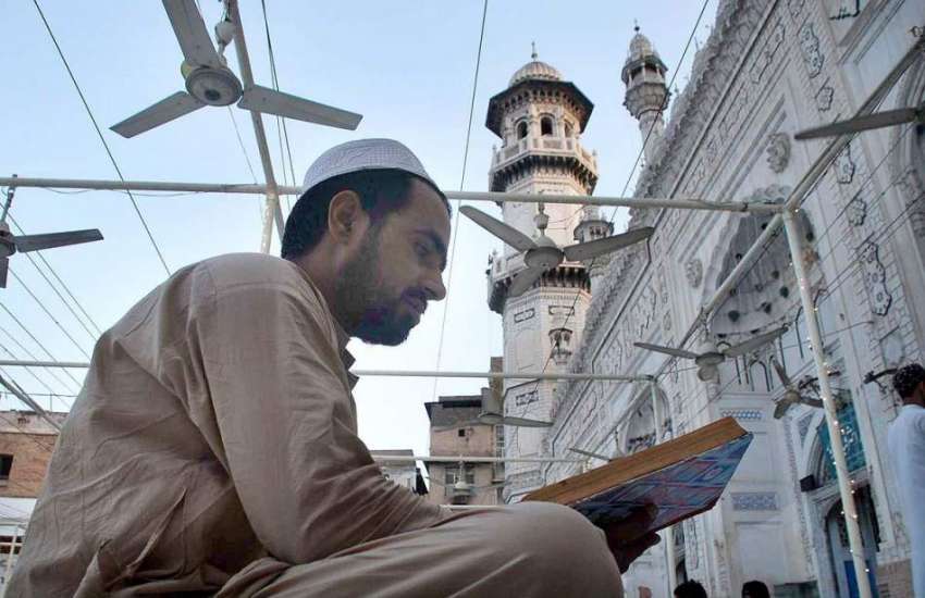 پشاور: جمعةالمبارک کے موقع پر نمازی جمعہ کی نماز سے قبل قرآن ..