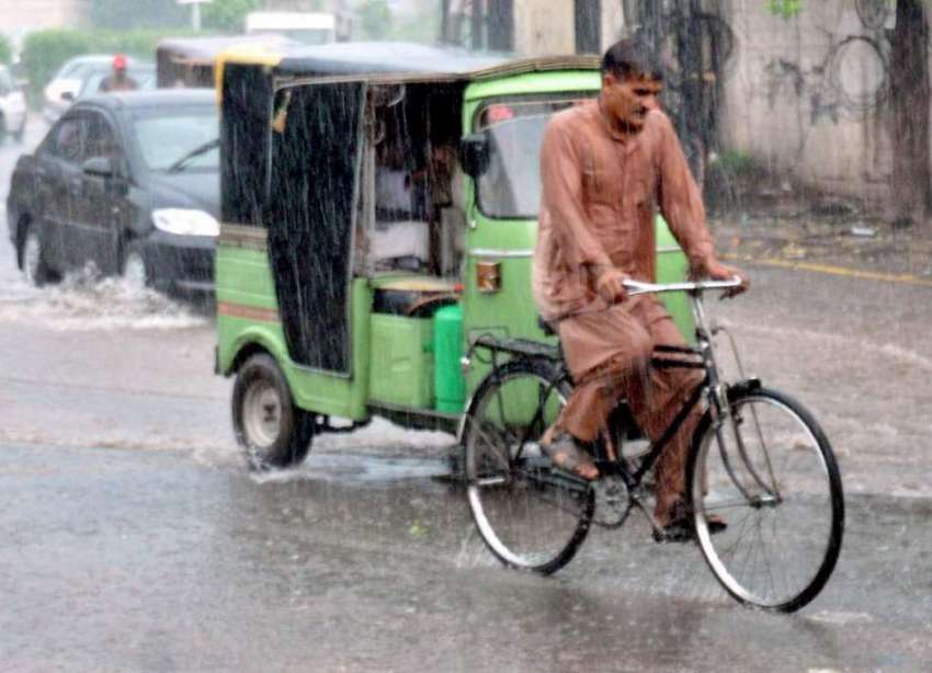 لاہور: شہر میں ہونیوالی موسلا دھار بارش کا منظر۔