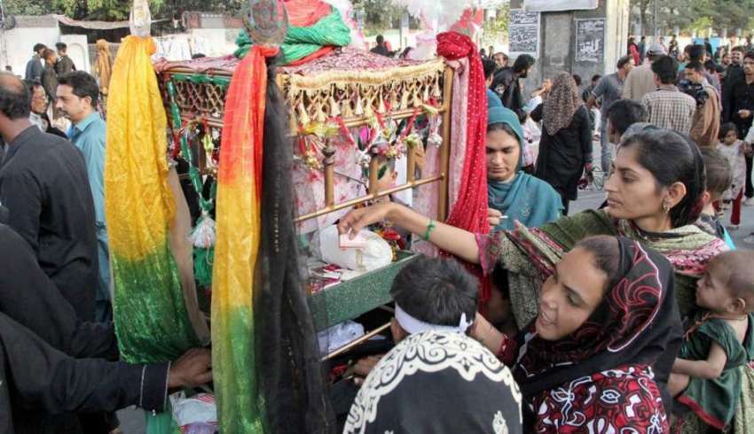 لاہور: یوم عاشور کے موقع میں شہزادہ علی اصغر کے جھولے میں ..