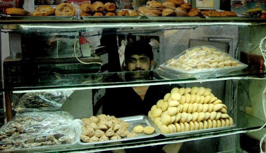 راولپنڈی: عید کی آمد کے موقع پر ایک دکاندار اپنی دکان میں ..