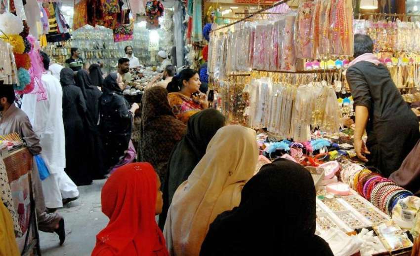 راولپنڈی: خواسراولپنڈی: خواتین موتی بازار سے عید کی خریداری ..
