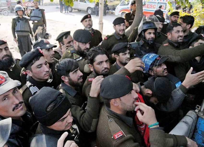 راولپنڈی: فیض آباد ڈیوٹی پر موجود پولیس اہلکاروں میں کھانا ..