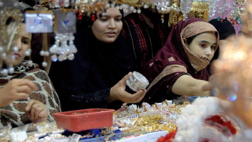 راولپنڈی: موتی بازار سے خواتین عید کی خریداری کر رہی ہیں۔