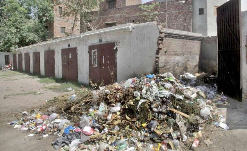 لاہور: پاکستان ریلویز ہیڈ کواٹر میں پڑا کورے کا ڈھیر متعلقہ ..