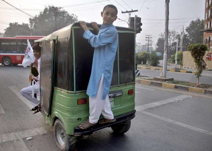 لاہور: ایک بچہ خطرناک طریقے سے رکشے کے پیچھے لٹک کر سفر کر ..