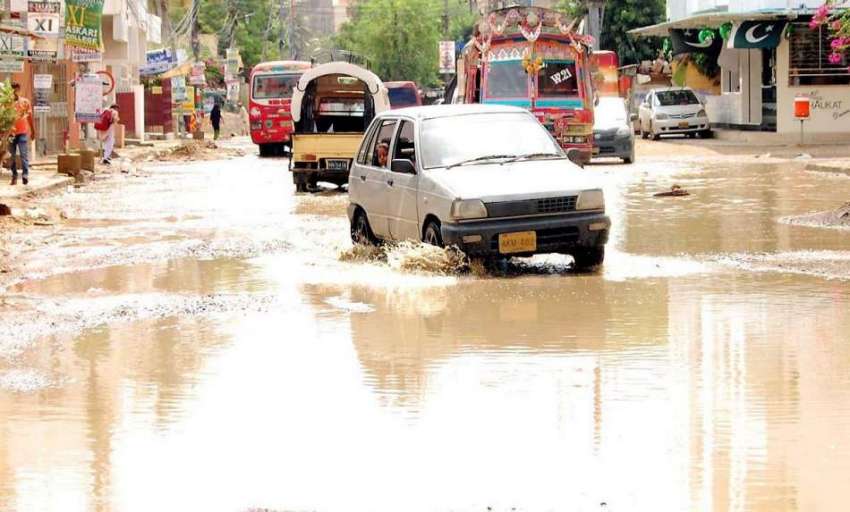 کراچی: کراچی میں طوفانی بارشوں کے بعد مختلف شاہراہوں پر ..