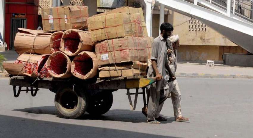 راولپنڈی: سخت گرمی میں دو محنت کش ہتھ ریڑھے پر سامان لادھے ..