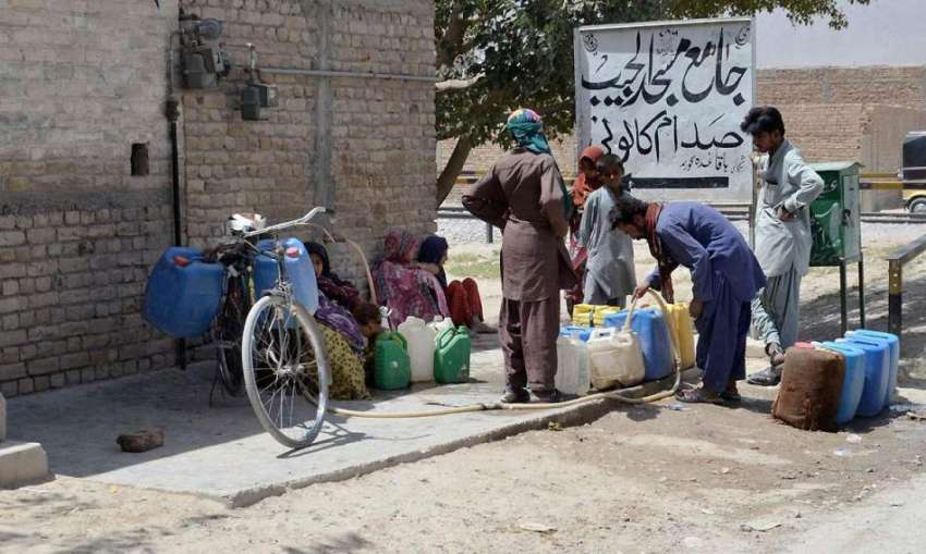 کوئٹہ: صوبائی دارالحکومت میں پانی کی قلت کے باعث شہری ایک ..