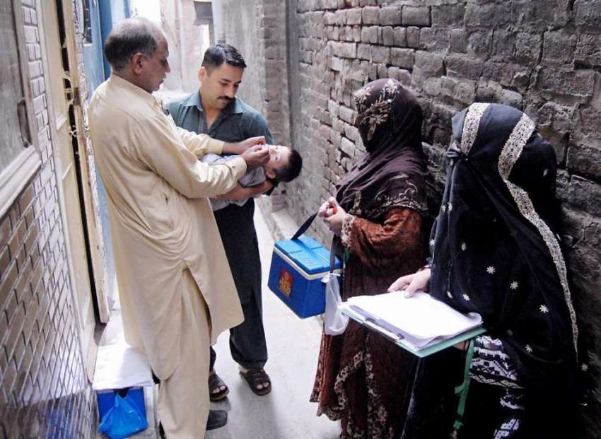 راولپنڈی: بھابڑا بازار کے علاقہ میں پولیو ہیلتھ ورکر بچوں ..