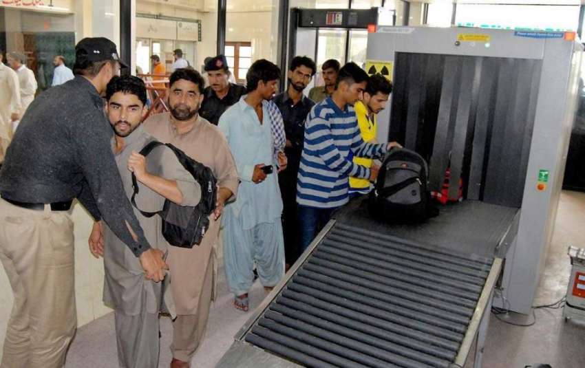 راولپنڈی: ریلوے اسٹیشن پر سفر کے لیے جانے والوں کی چیکنگ ..